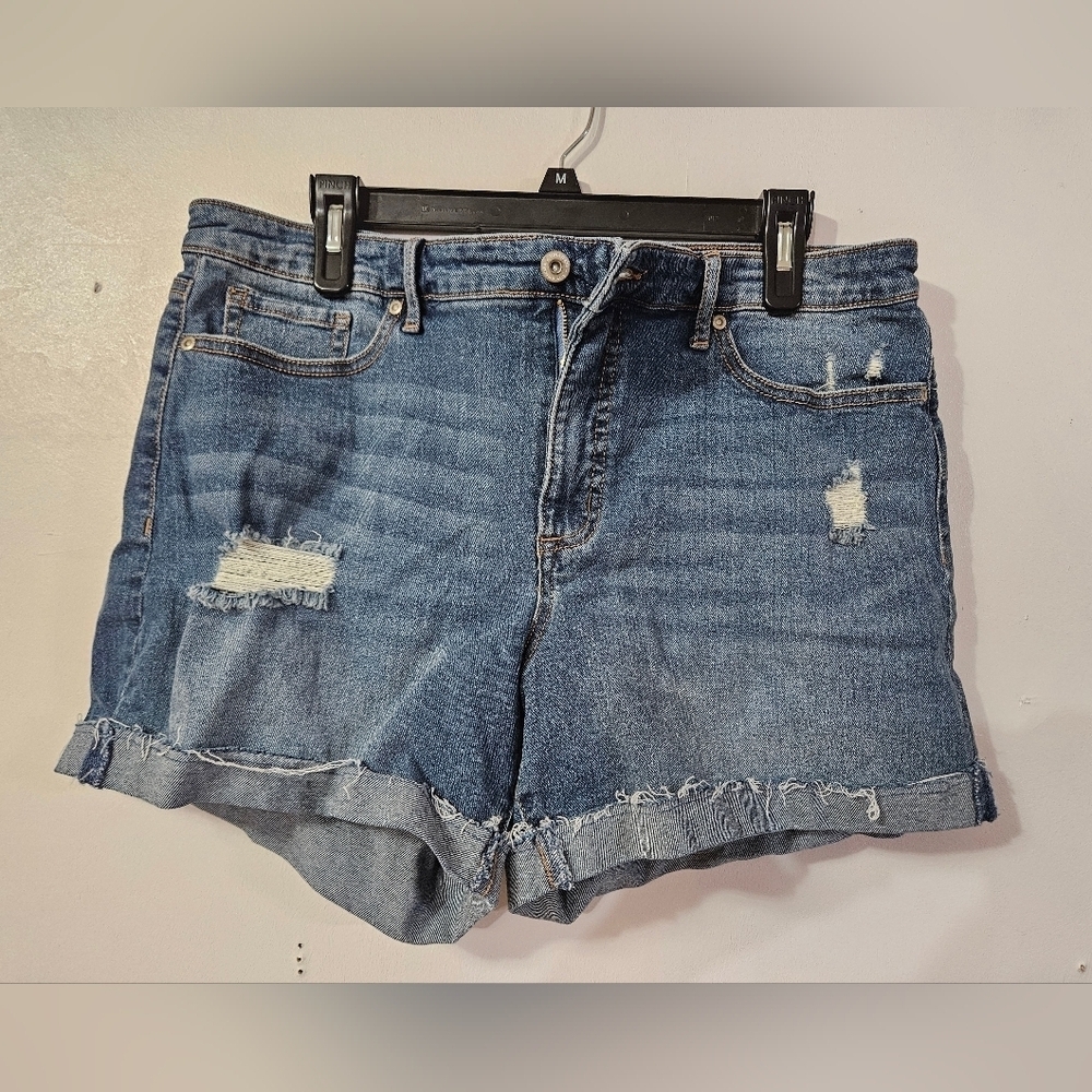 Sofia jeans by sofia Vergara distressed cuffed jean shorts!